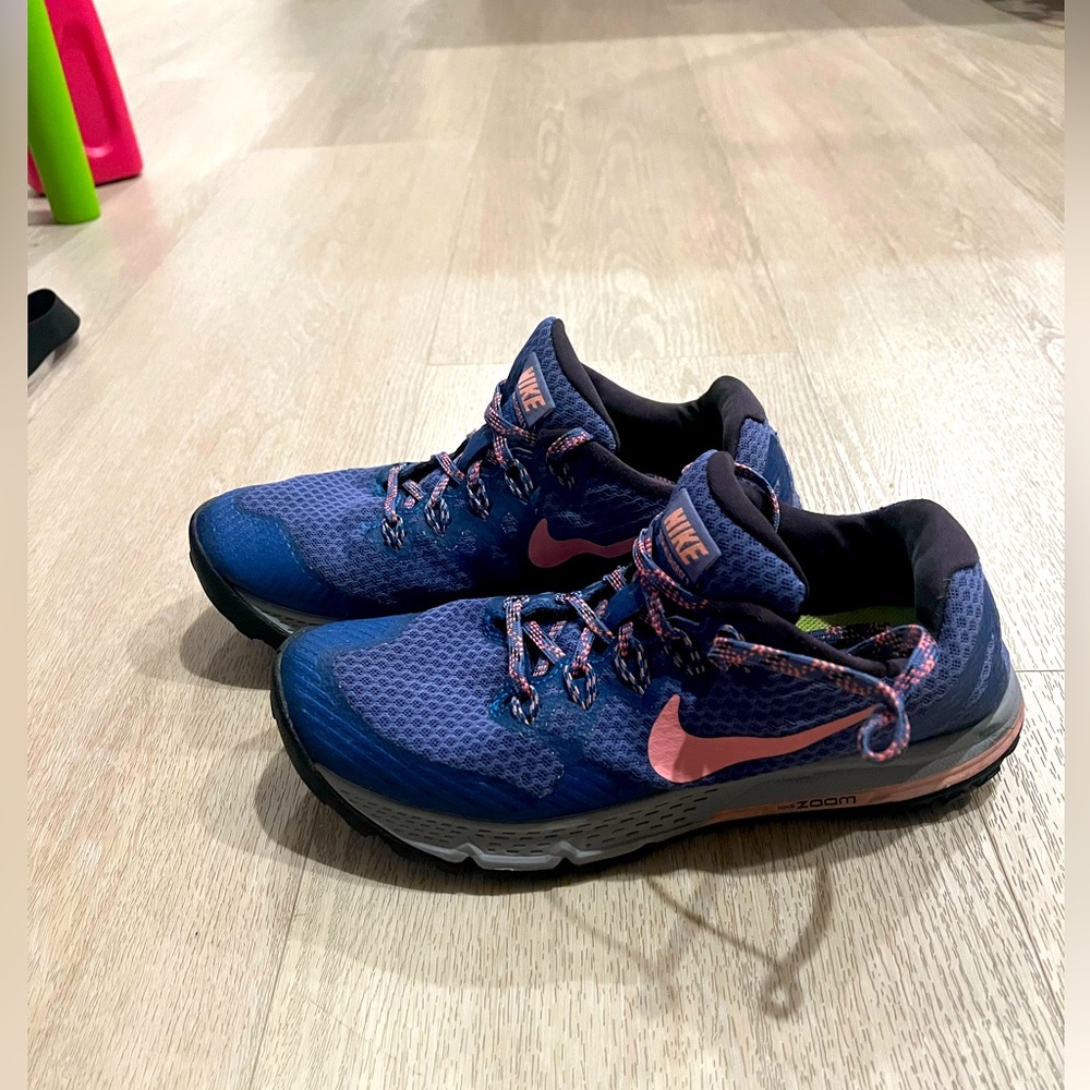 Women’s Hiking Shoes - Size 7